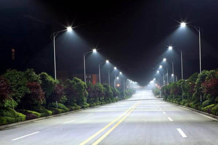 Міська рада пояснила, чому вуличні ліхтарі світять усю ніч