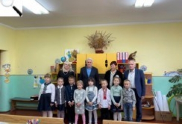 Школярі Гульська отримали подарунок від Володимира Литвина та Олександра Ющенка