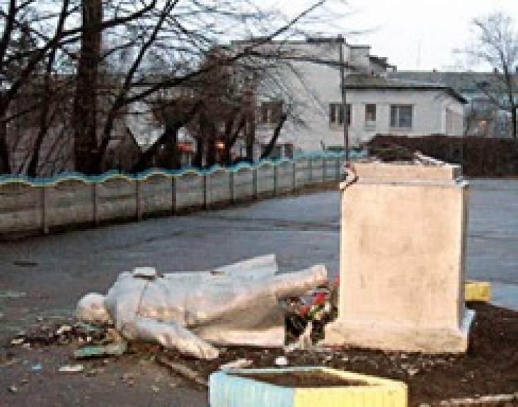 У Бердичеві звалили пам’ятник Леніну
