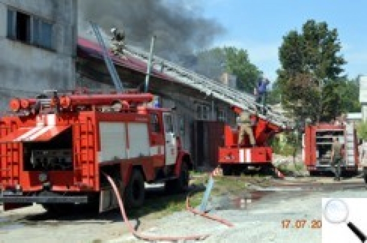 Більше години рятувальники приборкували пожежу на колишній території машзаводу