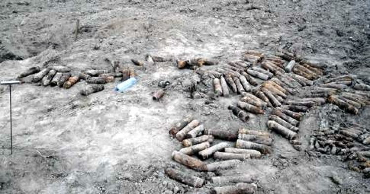 У Новоград-Волинському районі селяни відкопали 7 снарядів, рятувальники пошукали — і знайшли ще 130