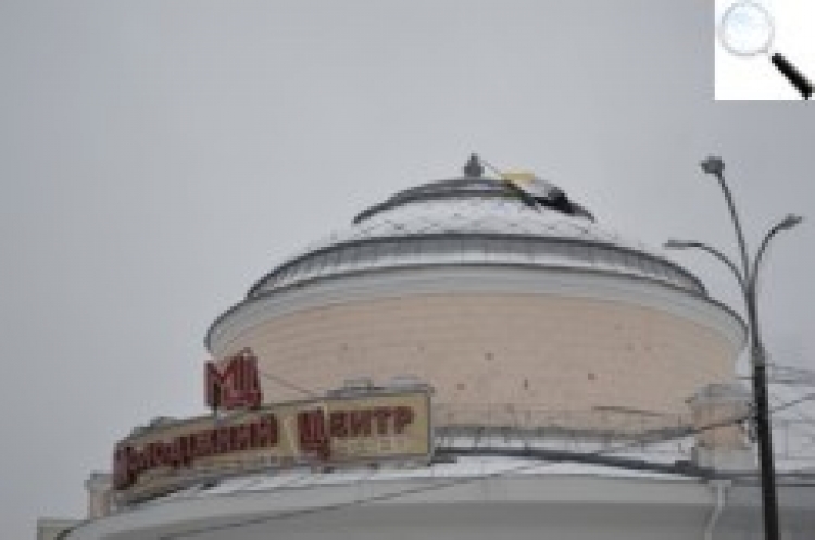 У переддень річниці Майдану впав прапор України, встановлений на даху Молодіжного центру…
