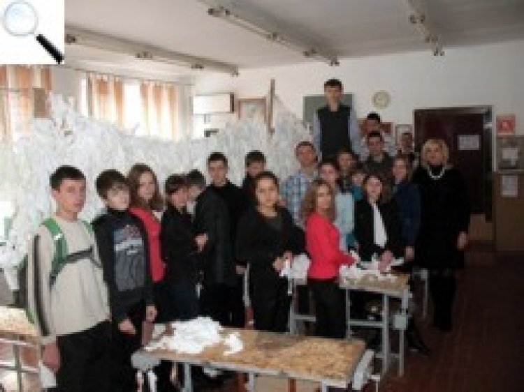Учні плетуть маскувальні сітки для захисників України