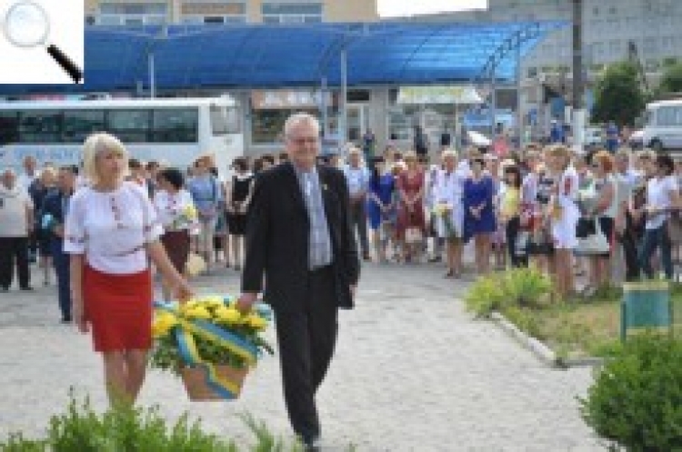 Відбувся урочистий мітинг та покладання квітів з нагоди 20-ї річниці Конституції України