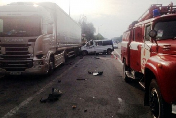 Смертельна аварія на автотрасі «Київ — Чоп»: загиблих діставали рятувальники