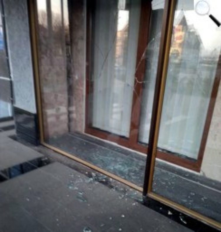 У Будинку рад побили вікна. Поліція кваліфікувала інцидент як хуліганство
