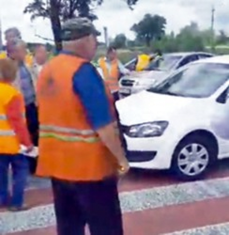 У Новоград-Волинському районі дорожники перекрили трасу через невиплати зарплати