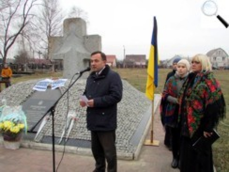 Новоград-волинці вшанували пам’ять жертв голодоморів