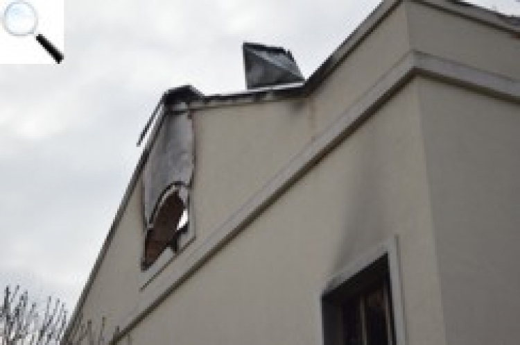 Шматки металу на даху згорілого Молодіжного центру загрожують перехожим
