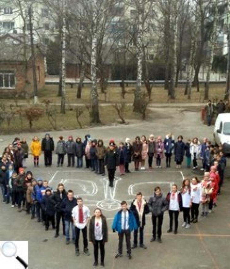 Учні школи-інтернату вшанували Державний Герб України флешмобом
