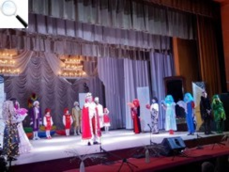 Новорічна вистава народного молодіжного театру «Королівство кривих дзеркал»