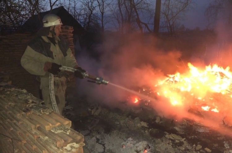 Масштабну пожежу в Романівському районі ліквідували, один із рятувальників потрапив до реанімації