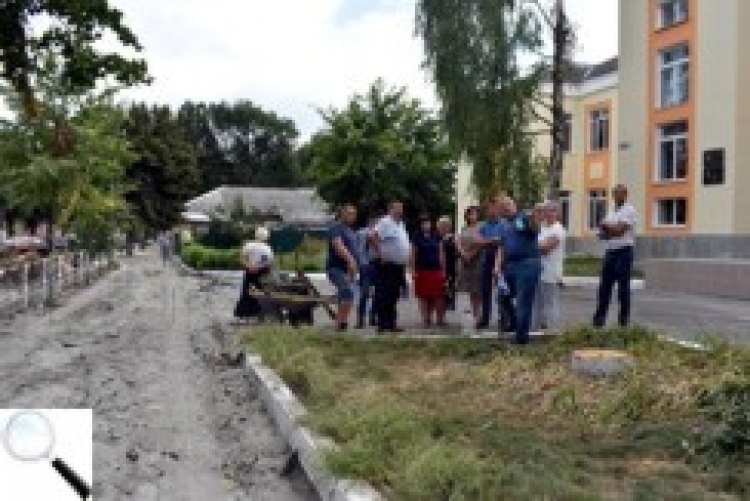 Оглянули виконання ремонту тротуару на вулиці Соборності та площі Лесі Українки