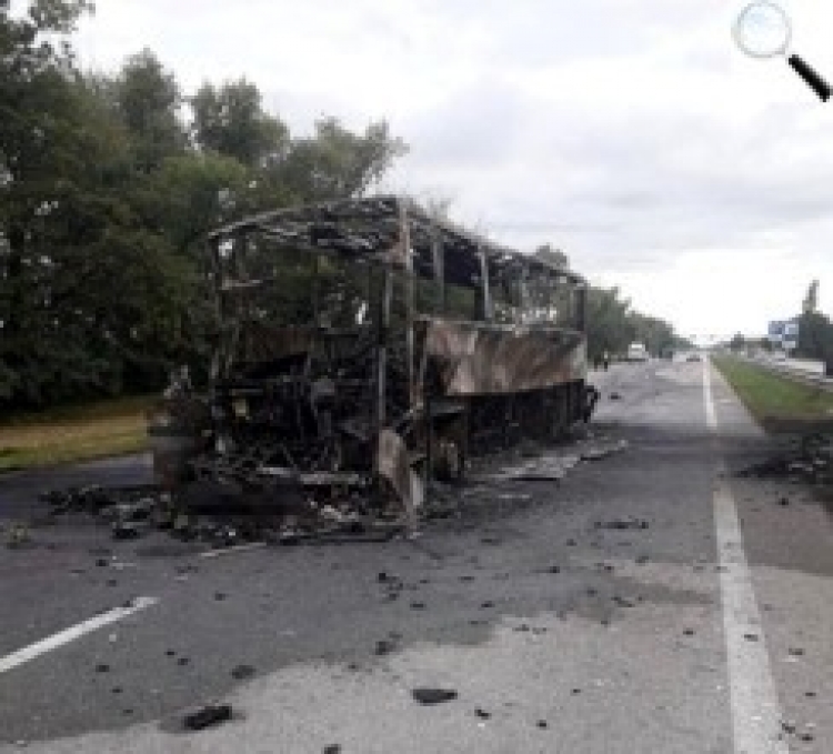 Унаслідок ДТП згорів автобус, одна людина загинула