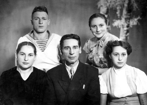 В.М.Поліщук (в центрі) з доньками Галиною (зліва), Людмилою (справа), Ларисою та сином Леонідом