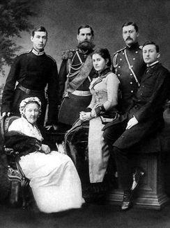 Н.І.Оржевська (в центрі) в родинному колі