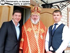 На знімку: єпископ Городницький Олександр, вікарій Київської Митрополії завжди радий вітати у храмі молодь
