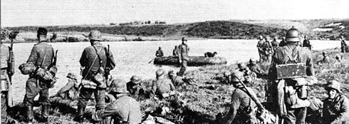 119-й піхотний полк переправляється через Случ на південь від Звягеля. 8 липня 1941 р. (з книги «Geschichte der 25. Division»)