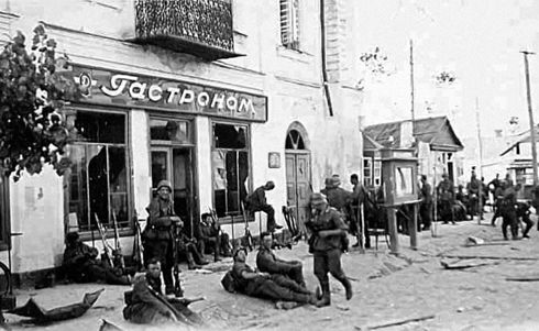 Солдати 1-ї танкової групи Клейста в центрі Звягеля незабаром після завоювання міста (Інтернет-ресурс)
