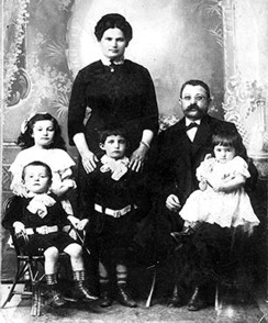Родина Фельдманів у 1910 р. (син Йосип —  посередині)