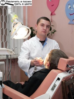 В.В.Ранчевський, лікар-стоматолог дитячого відділення перед початком лікувальних процедур