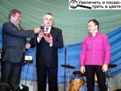 Відзнаку за заслуги перед Збройними силами П.М.Литвин вручив співаку просто на сцені