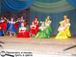 Молодша група «Веселки» в образі колоритних російських «матрьошок»