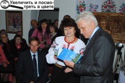 На фото: Валентина Ксендзук і Володимир Литвин з книгою «Я — Ваша Людина»
