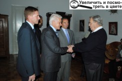Володимира Литвина вітає Заслужений працівник культури Петро Сурай