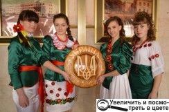 Сучасне вбрання з елементами українського народного одягу на дівчатах — це дипломні роботи кравчинь-вишивальниць професійного ліцею. Хтозна, можливо, серед них — майбутні відомі дизайнери…