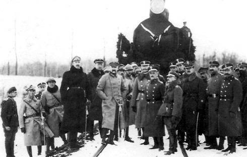 Фото з центрального військового архіву в Варшаві: Юзеф Пілсудський з групою офіцерів біля здобутого більшовицького потягу в околицях Звягеля. Січень 1920 р.