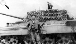 Опоясана башня танка старой гусеничной лентой — не для забавы, а чтобы защитить танк от гранатометного попадания. Эти рукотворные новшества не раз себя оправдывали в бою