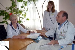 Галина Романюк (ліворуч) з колегами-лікарями