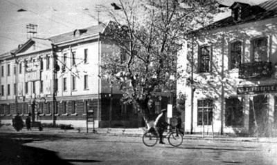 Ліворуч — будинок зв’язку, праворуч — будинок Мармера, де раніше містилася телефонна станція. Фото 1960-х років