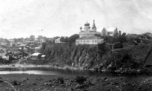 Вид на пагорб з руїнами замку, собором та костелом у 1910 році