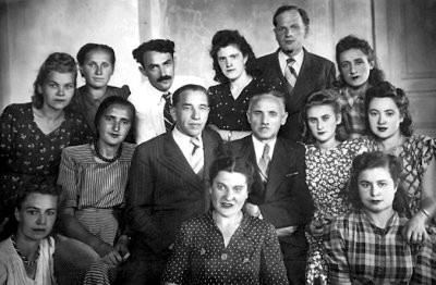 Лікар Е.Б.Замощин (у другому ряду ліворуч) з лікарями і працівниками хірургічного відділення міської лікарні. Фото 50-х років