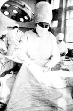 Лікар-хірург С.Г.Сід­лецька під час операції
