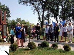 У День Прапора було відкрито нову стелу з прізвищами загиблих учасників АТО на меморіалі, встановленому при в’їзді у місто зі сторони Житомира