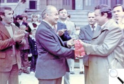 Ключ від нової школи отримує її директор О.П.Шуневич з рук Журбенка О.І. Фото вересень 1981 р.