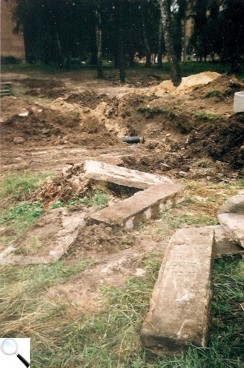 Єврейські надгробки біля будинку №1 на вул. Рокоссовського, 26 липня 2007 р.