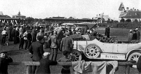 Стоянка автомобілів у Ревелі. На передньому плані учасник №1 — британський «Остін» під керуванням Кендаля