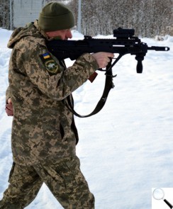 Командир 54 ОРБ С.Високолян демонструє, як професіонали однією рукою з сучасної зброї влучають у ціль