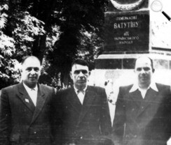 Зліва направо: Федір Амосович, Амос Павлович і Михайло Амосович Мельники. Київ, 1958 р.