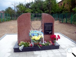 Новий пам’ятний знак на братській могилі біля колишньої в’язниці в Новограді-Волинському