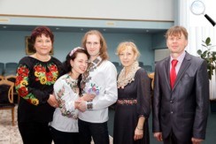Парні вишиванки наречена вишила спеціально до весілля, а пошила їх друга мама — Вікторія Мірошниченко (праворуч)
