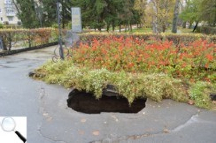 Вдруге протягом року ділянка тротуару в центрі міста зникла під землею
