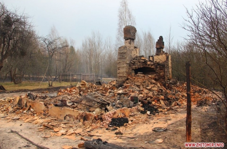 Люди, яких евакуювали з палаючих сіл Житомирської області, вирішили повернутися назад та відбудовувати свої оселі