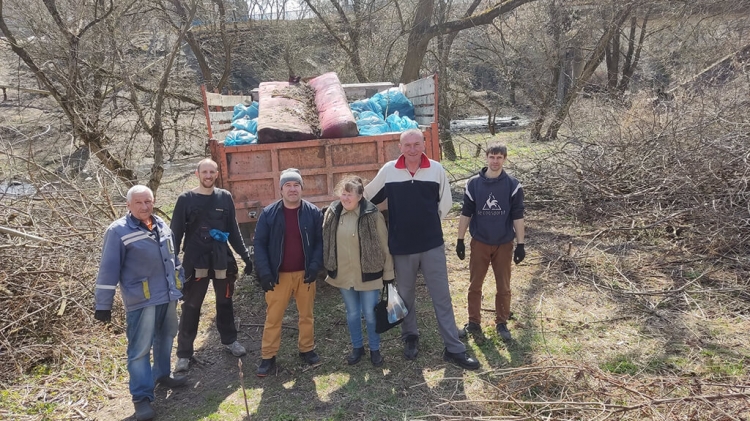 Кілька сотень мішків сміття вивезено на звалище. На площі Лесі Українки висаджено алею сакур