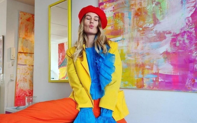 Блогерка з Данії публікує стильні образи в синьо-жовтих кольорах