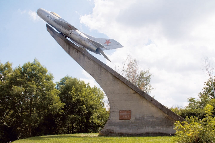 Планується демонтаж пам’ятних знаків радянської доби — гармати і літака